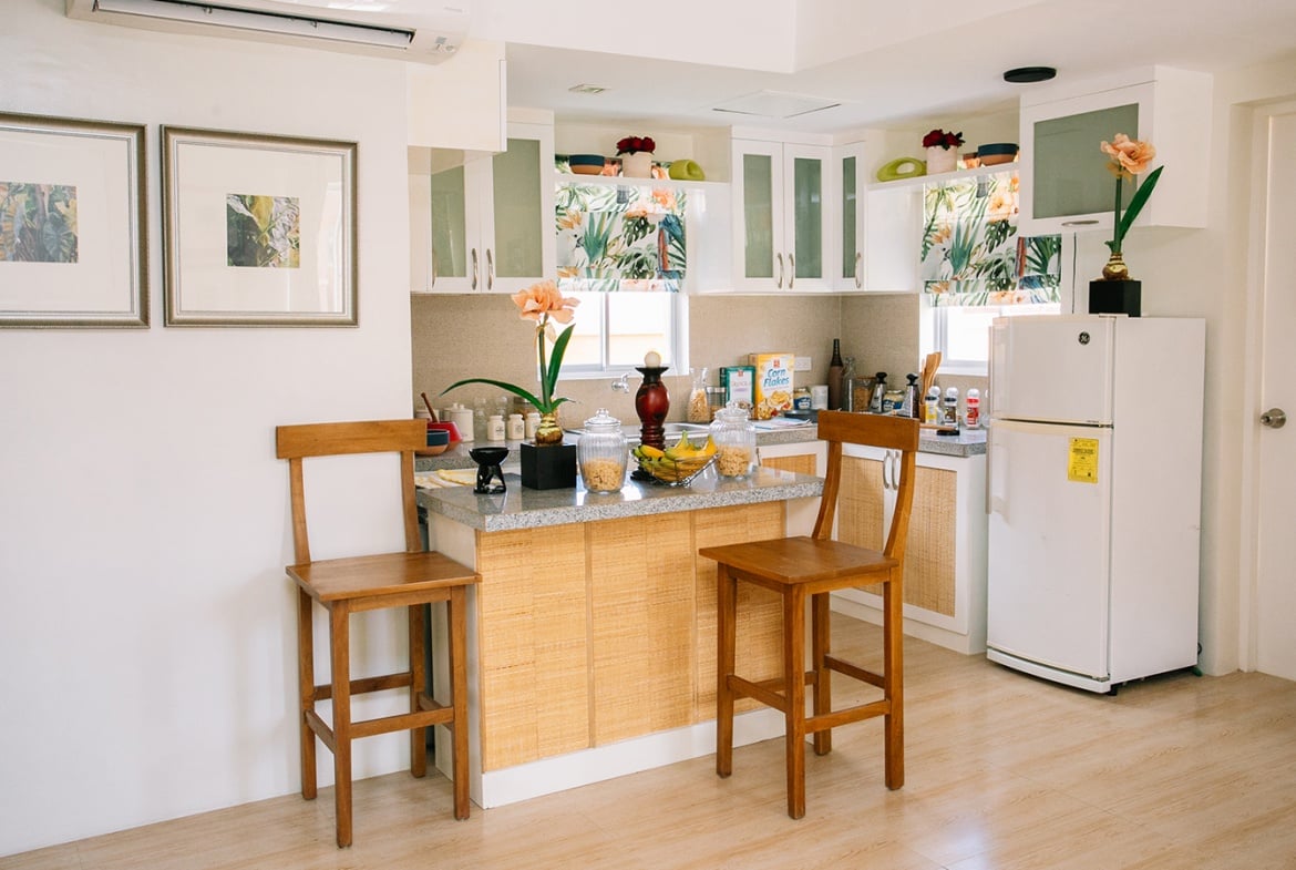 Dani home kitchen with bar interior design