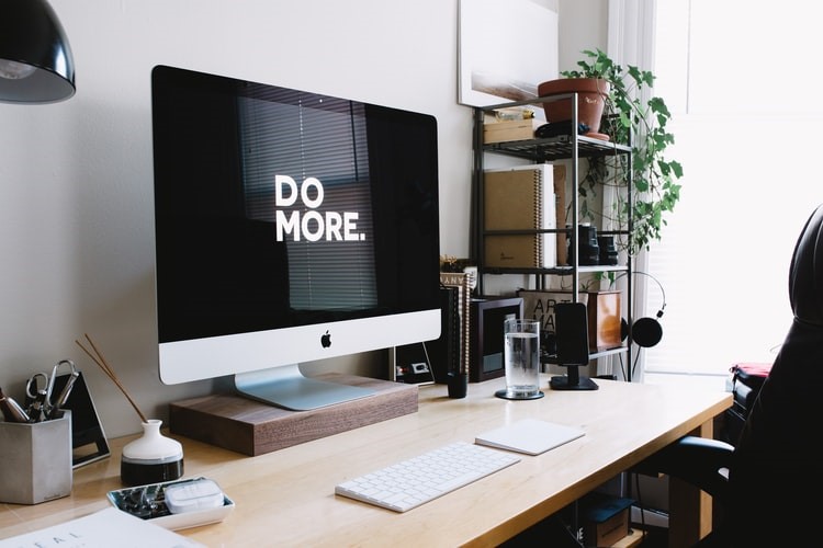 A computer on a desk
Description automatically generated with medium confidence