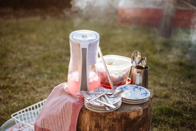Snacks and water for moving in | Photo by Priscilla Du Preez on Unsplash