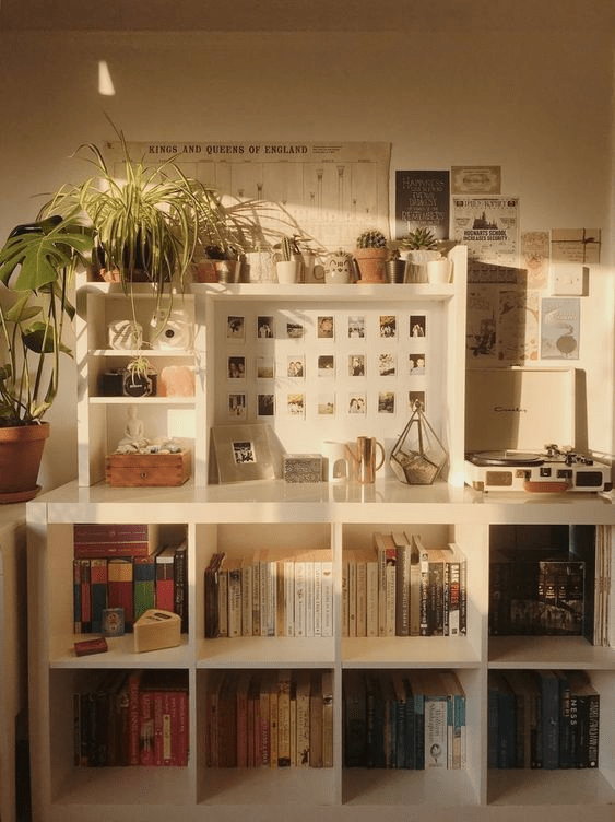 Add a little nook for your trinkets and hobbies | Image from Pinterest