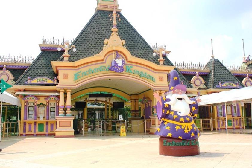 Amusement park Visit as Christmas Gift for Kids