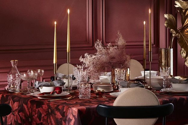 Use Red and Gold Christmas Decors