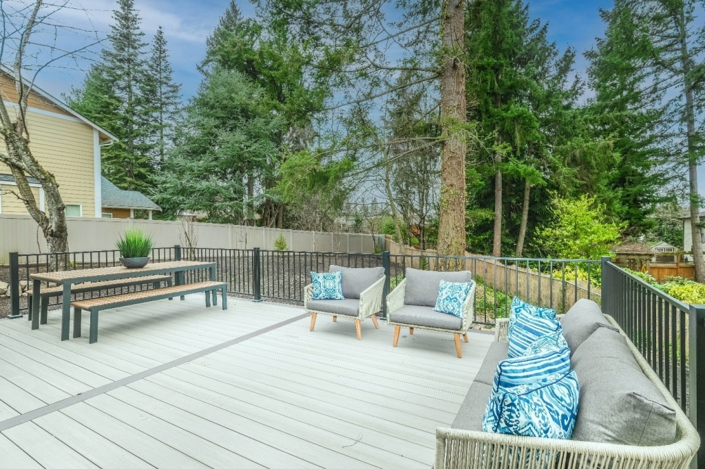 Spacious outdoor hangout spot design ideas