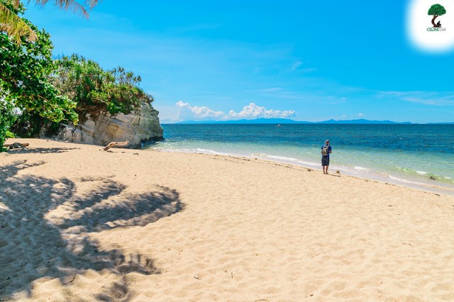 Pinamuntugan Island in Albay