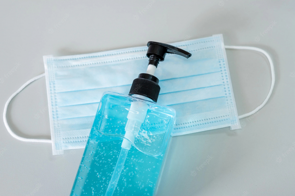 Alcohol and an extra face mask will help your kid to stay safe | Photo from the website freepik.com