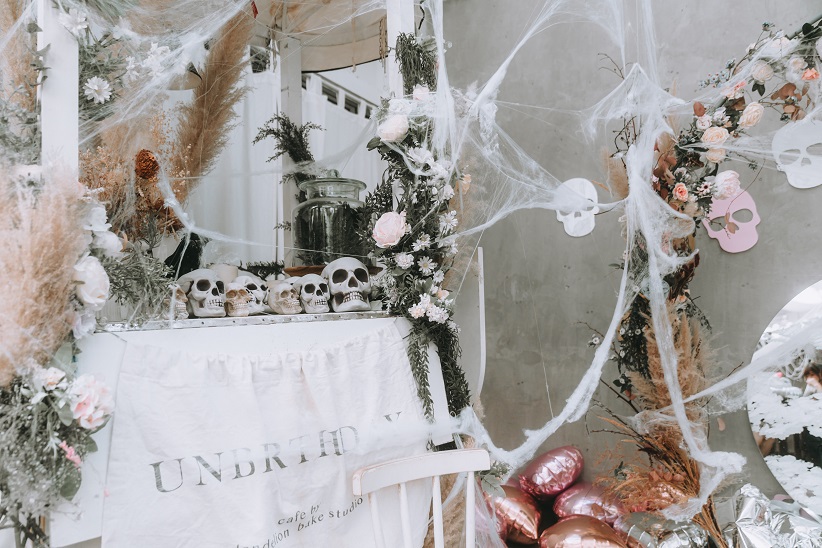 Halloween inspired interior setup inside home | Photo from Unsplash