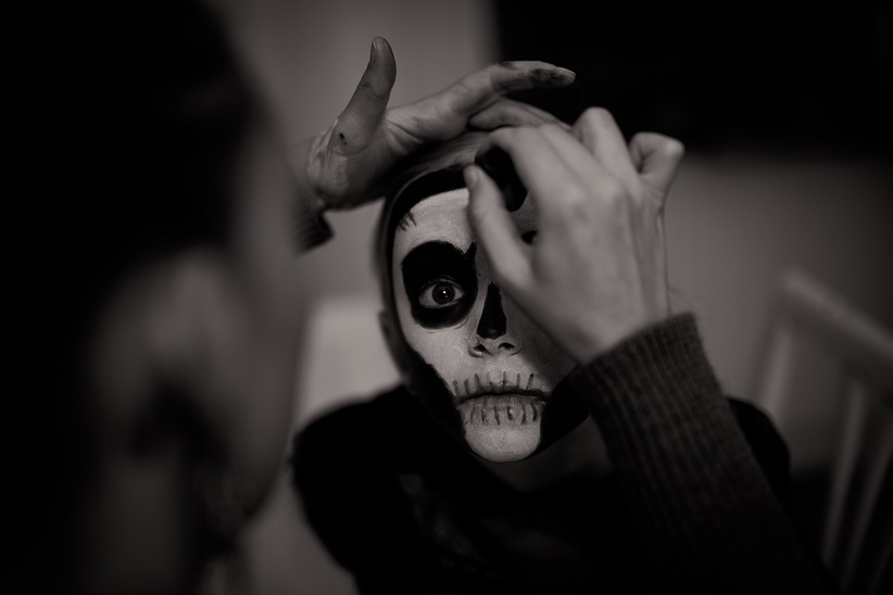 Wear spooky eyes to add more Halloween vibes
