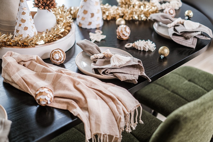 Beautifying Dining table for Christmas gatherings