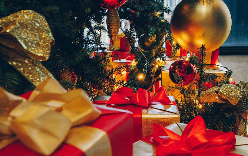 Use of vibrant colors in your Christmas decors