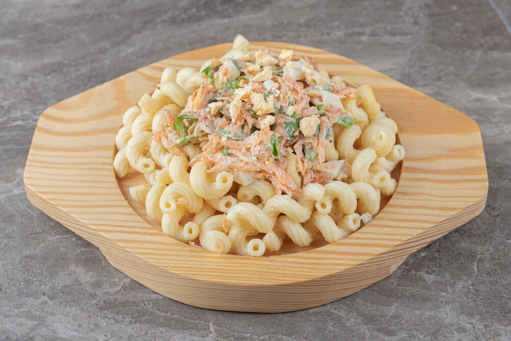 pasta-with-fresh-salad-wooden-plate