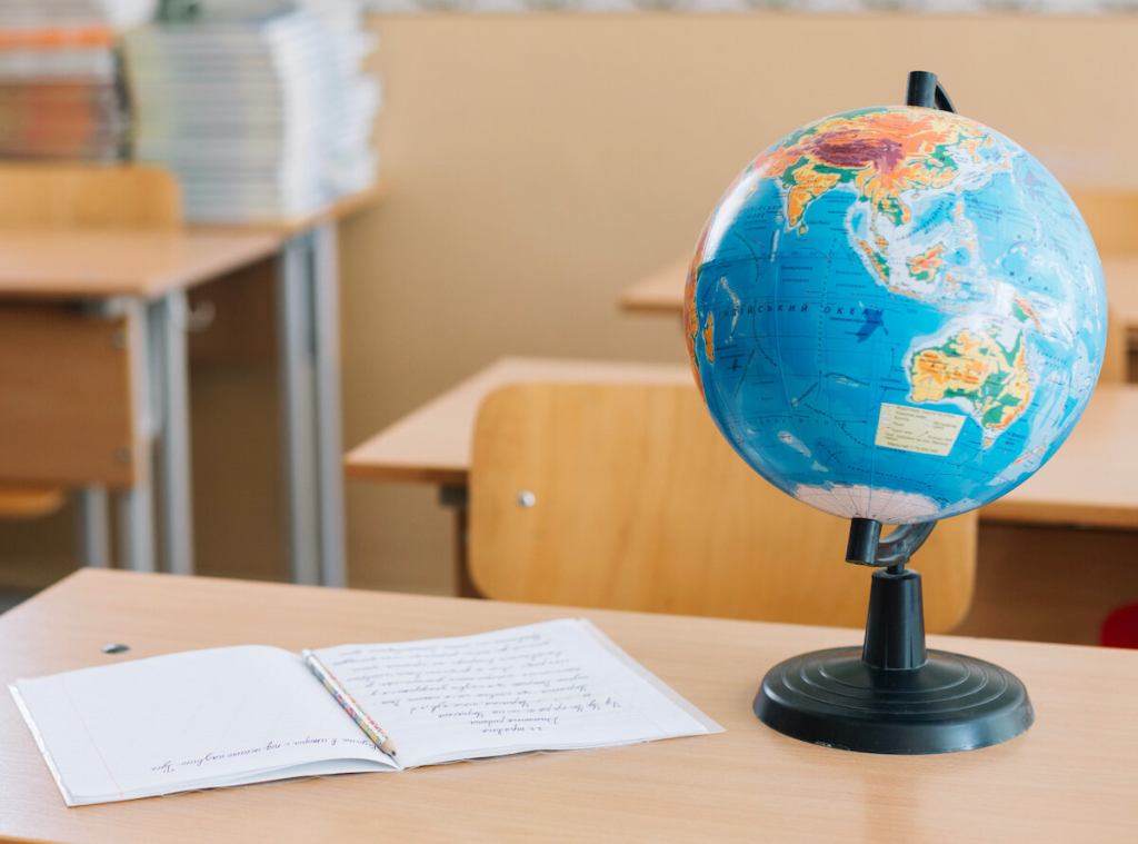 school-table-with-globe-notebook-pen(1)