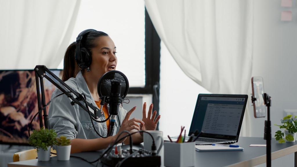 13 Podcasts for Women on the Go | Camella
