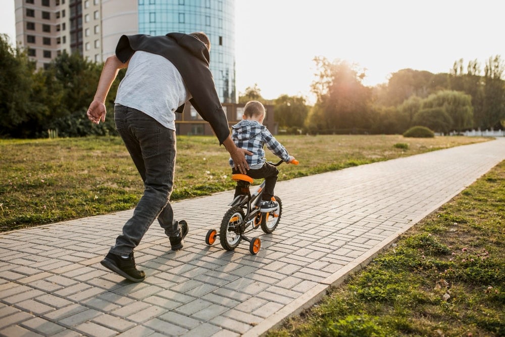 Teaching children to ride bikes with training wheels